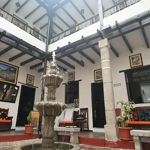 hostal-flores.hotelsquito.com/